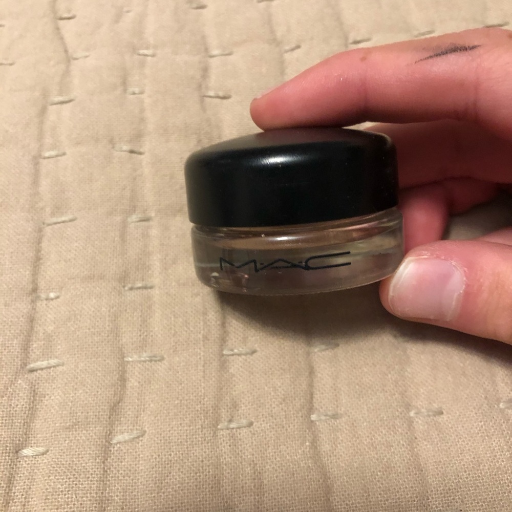 Eye primer